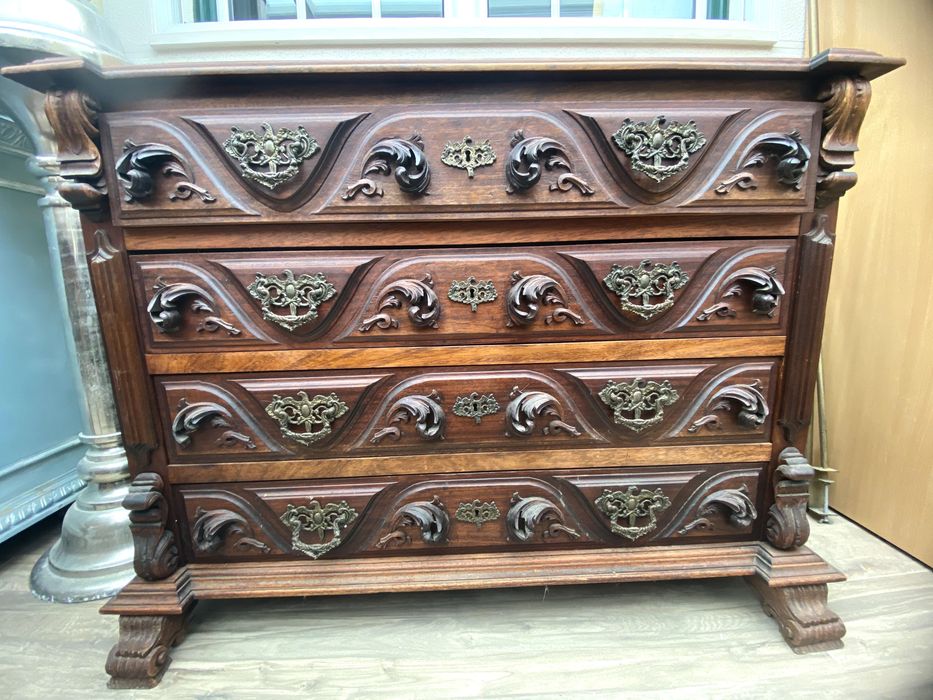 Cómoda de madeira com 4 gavetas