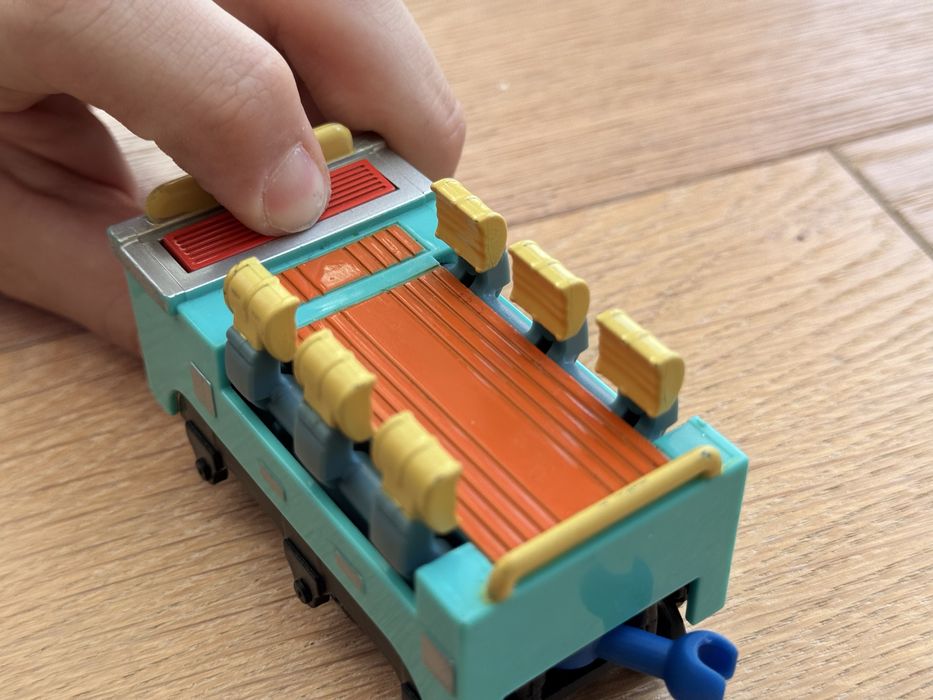 Stacyjkowo tory wagon i znak