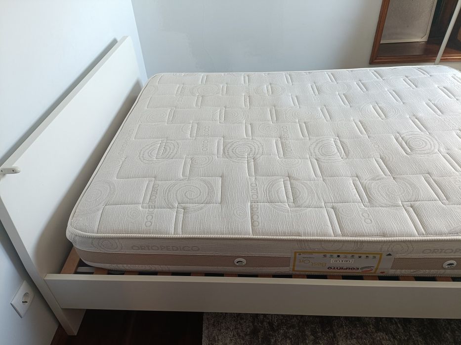 Cama de casal com colchão e estrado