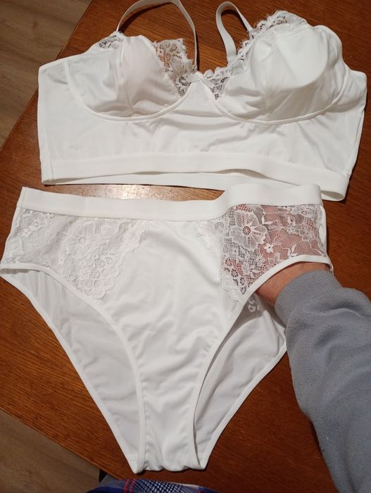 Жіноча білизна великого розміру.