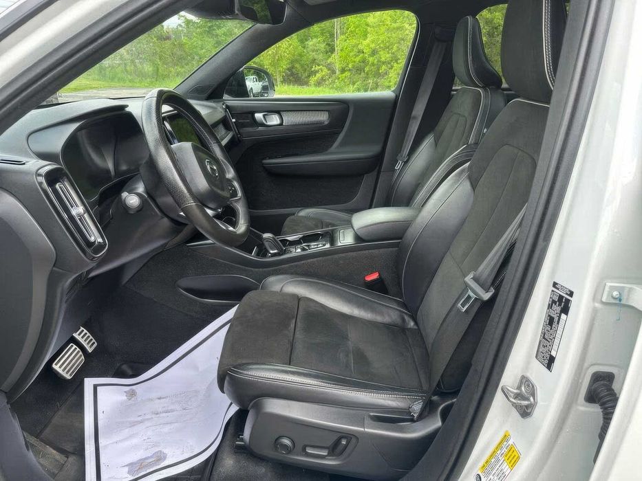 Volvo XC40      2021