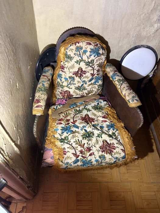 Poltrona Antiga de Madeira