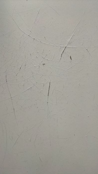 Mesa IKEA com alguns riscos