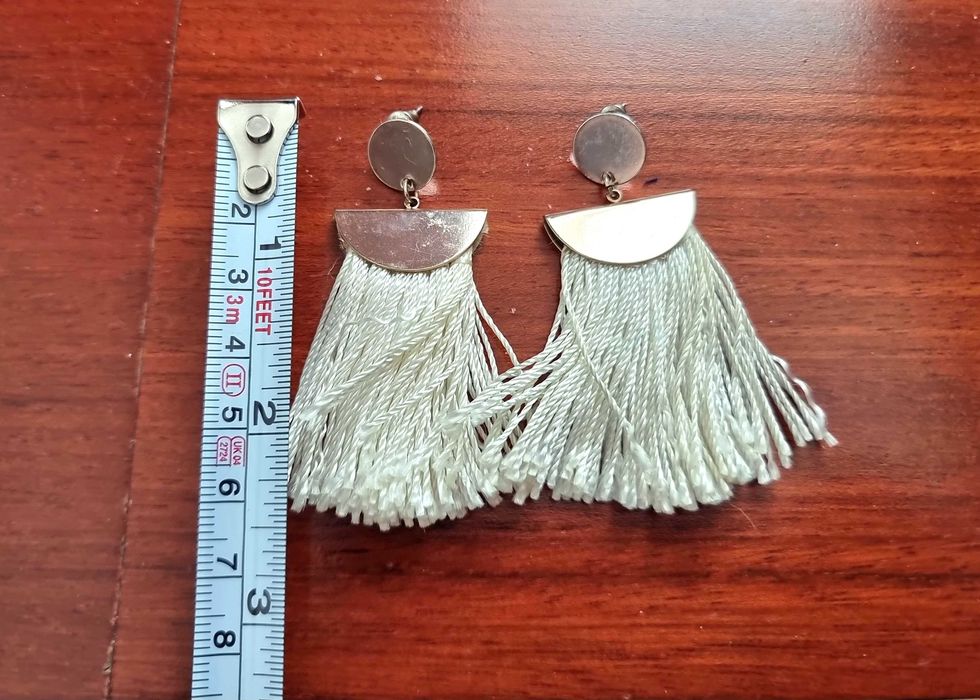 Brincos creme e dourados