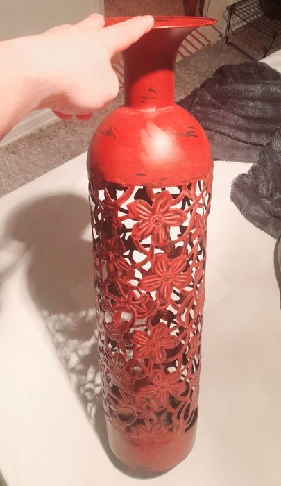 Vaso decorativo, esta pintado para parecer velho. em ferro fino, lindo