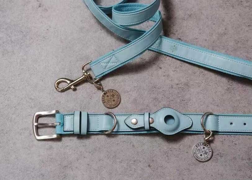 Obroża z kieszenią na GPS niebieska rozmiar M