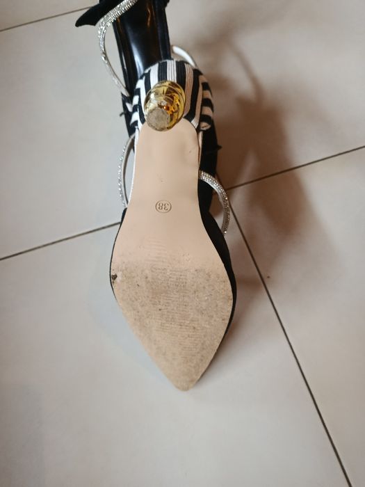 Sapato cerimónia com brilhantes com detalhes diferentes