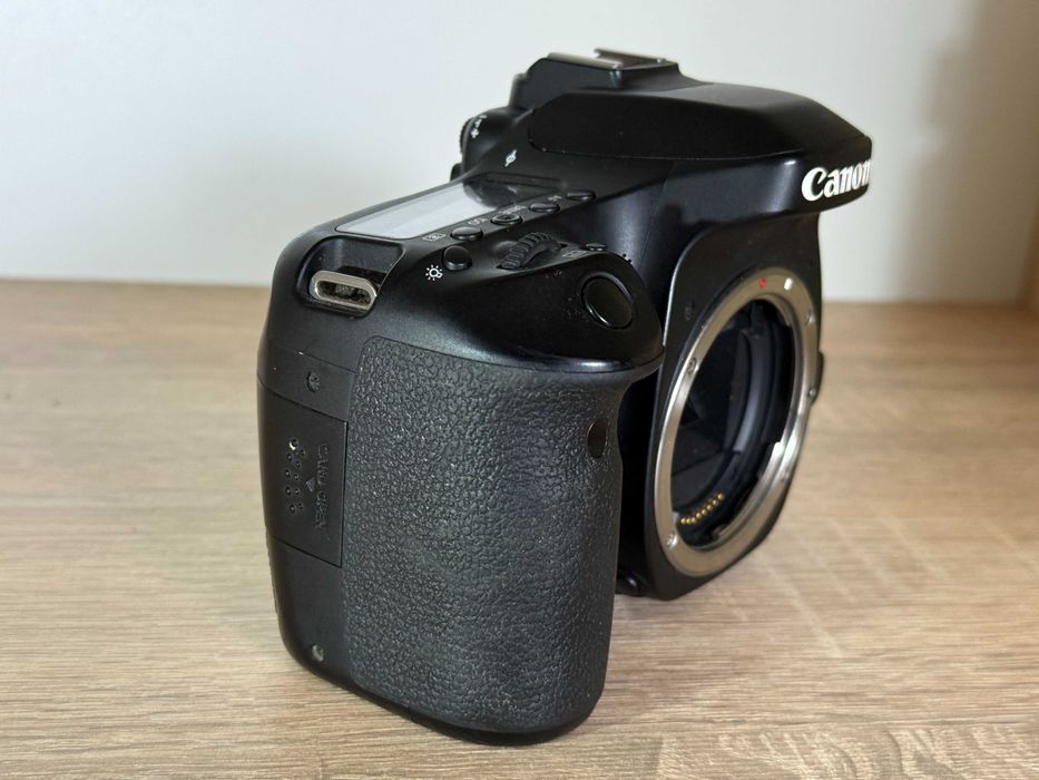 Canon EOS 80D body