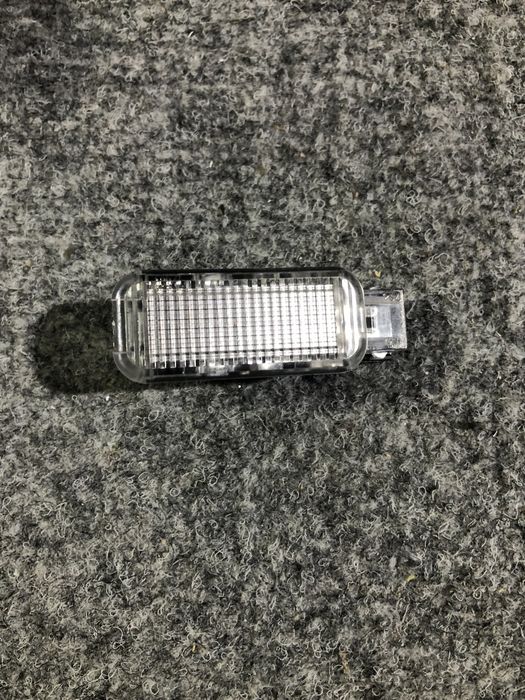 Плафон підсвічування салону/дверей VAG (Audi, VW, Skoda) 4B0947415