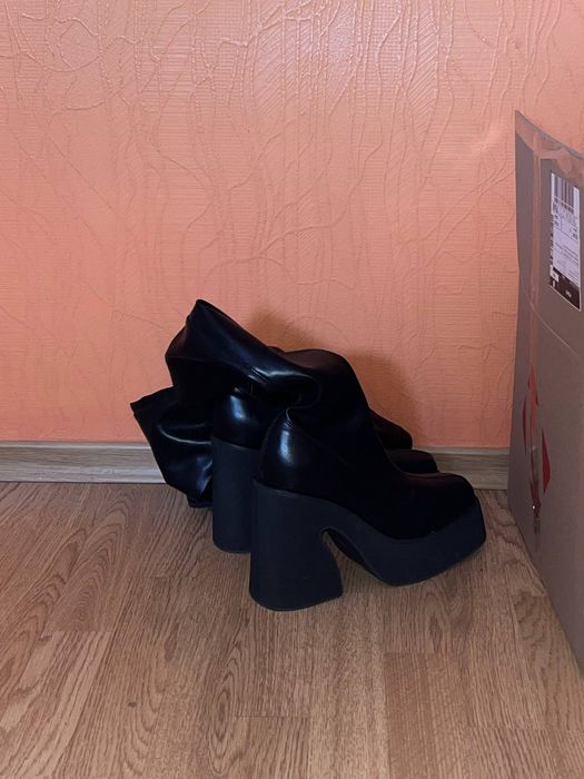 Стильні чорні ботфорти з шкірозамінника на високій підошві