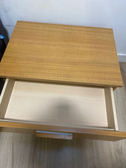 Mesa de Cabeceira - Perfeita para combinar com cômoda - 15€.