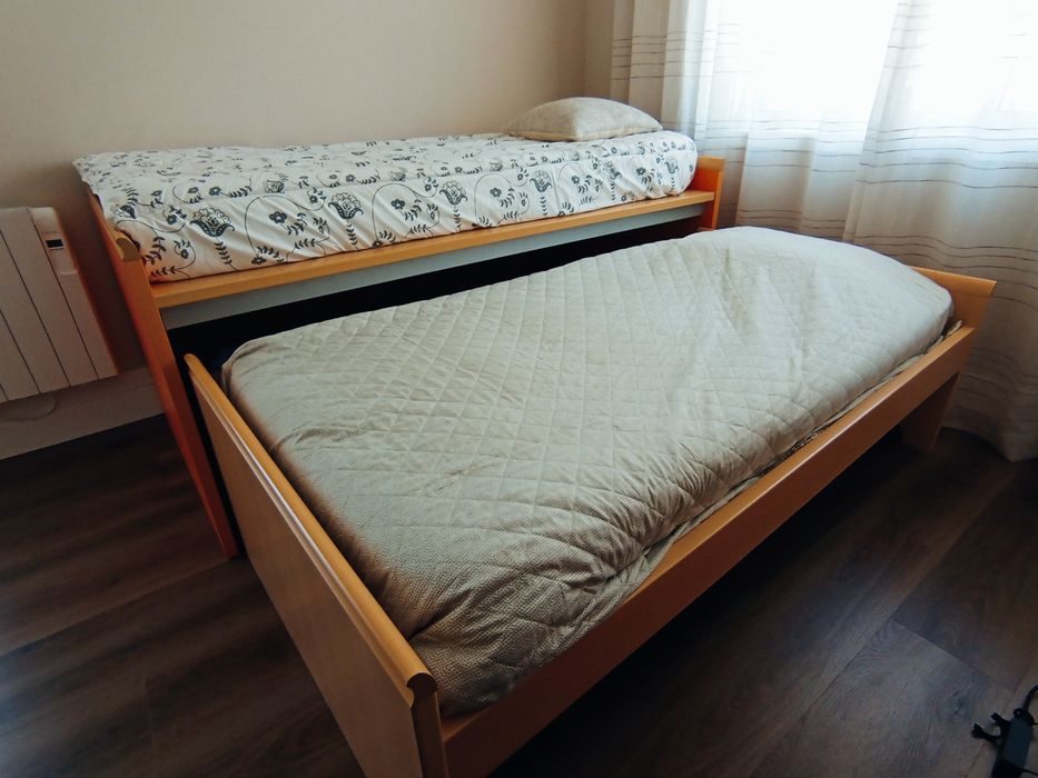 Quarto 2 camas 2 gavetões e secretária