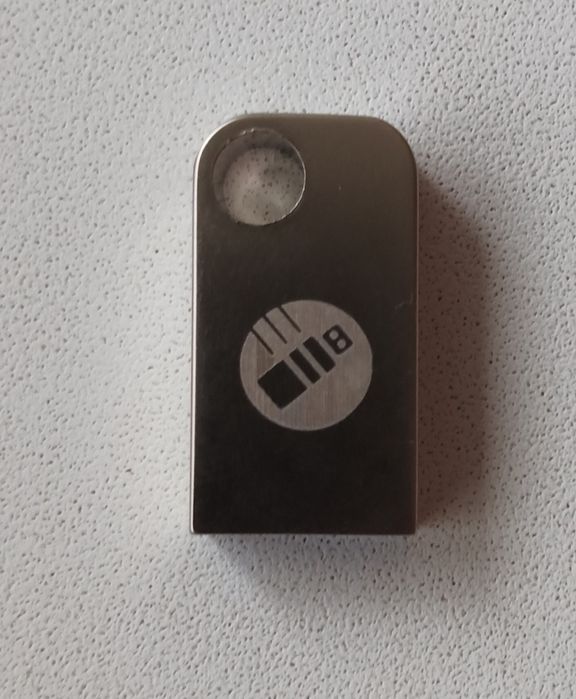 USB флеш накопичувач 64 ГБ.