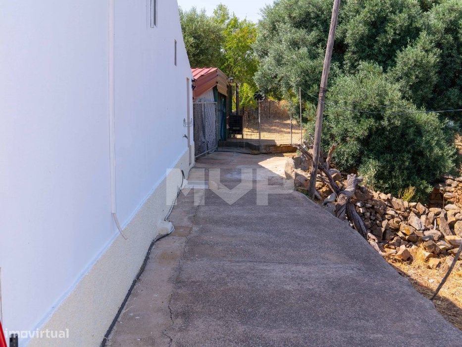 Moradia T2 com terreno em Martim Longo