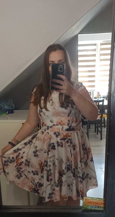 Letnia lekka sukienka w kwiatowy print, długość do kolan, z paskiem