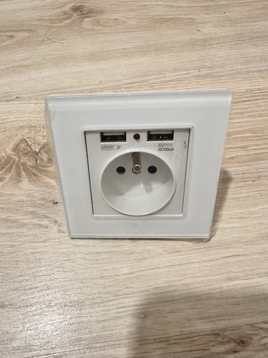 Tomada eletrica com USB