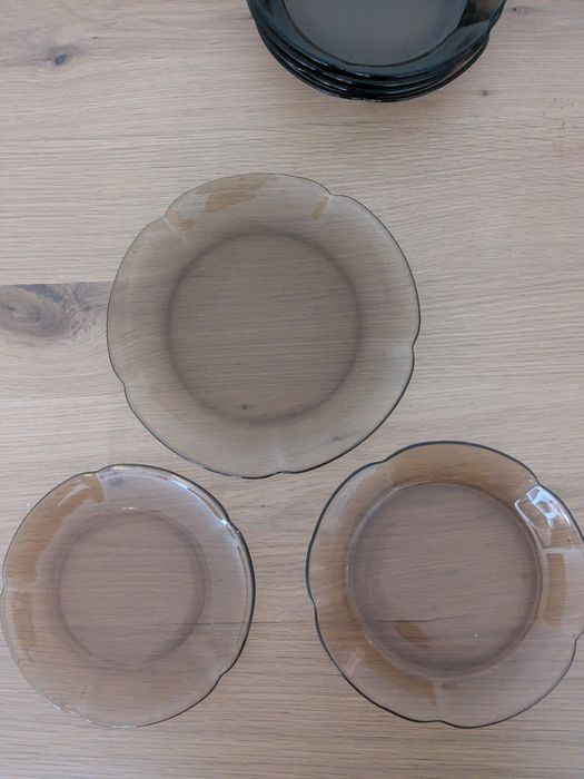 Pratos castanhos de vidro