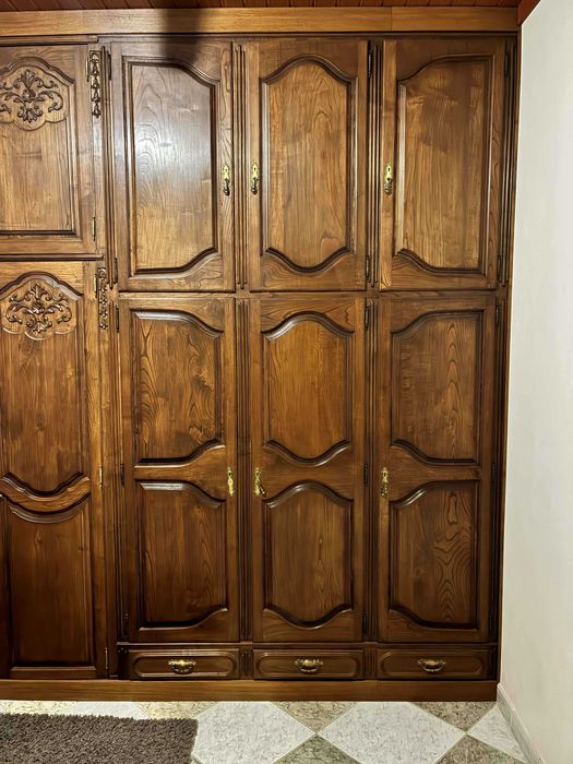 Conjunto roupeiro, espelho, cômoda e mesas de cabeceira madeira maciça