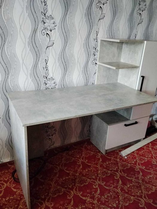 Письмовий стіл і гарному новому стані , нам не підходить розмір