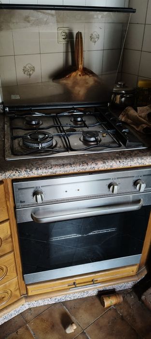 Moveis de Cozi. em madeira, vendo a Unid. Ou compl