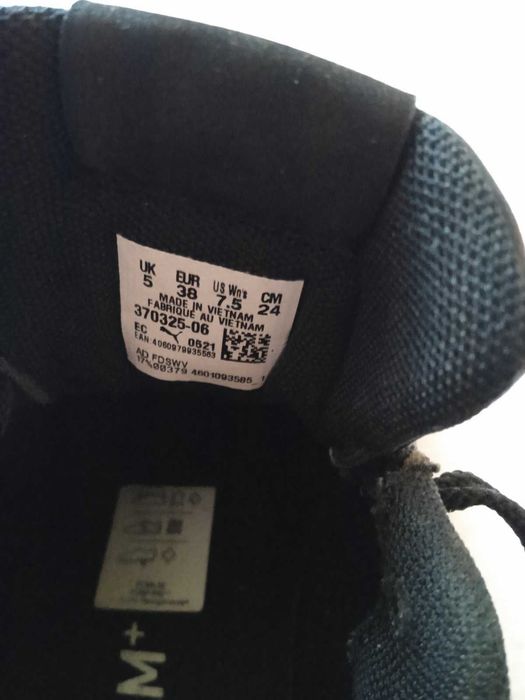 продам чорні жіночі шкіряні кросівки Пума практично нові