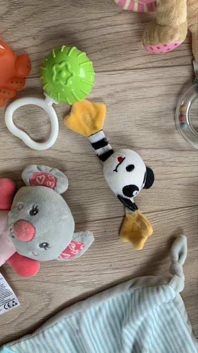 Zabawki dla niemowlaka - grzechotki, miekkie ksiażeczki, przytulanki