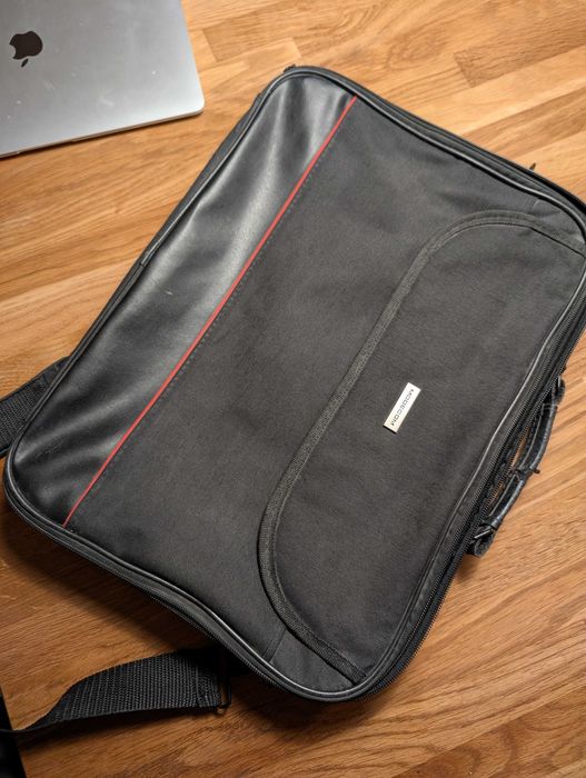 Czarna torba na laptopa MacBooka 15.6" na ramię lekka walizka