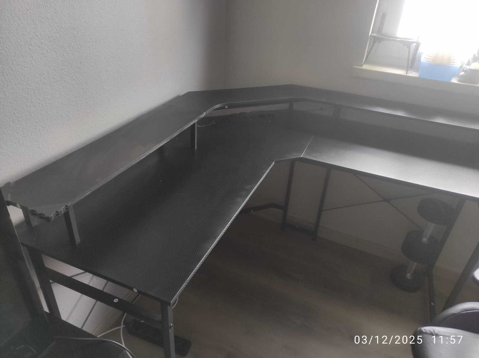 Secretária gaming com tomadas e portas USB