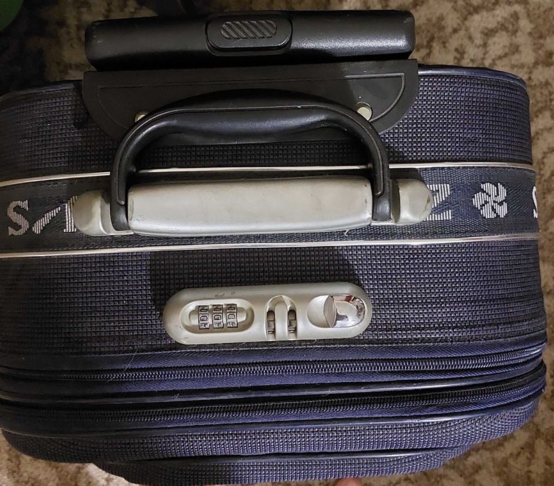 Чемодан средних размеров - ручная кладь.