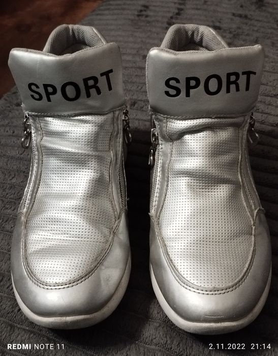 Srebrne buty za kostkę