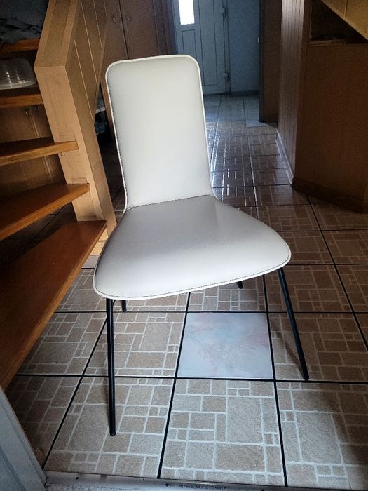 Krzesła skóra naturalna do jadalni, czarne nogi, jasno szara s