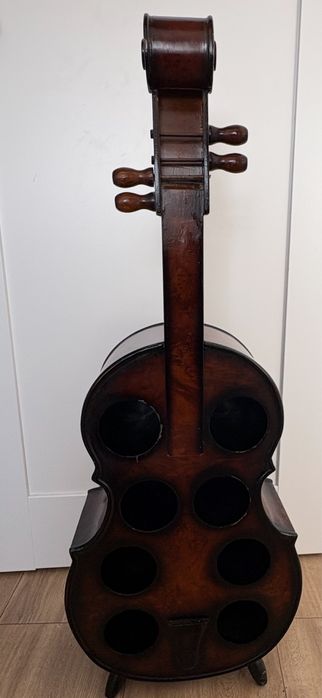Dekoracyjny stojak gitara na wino