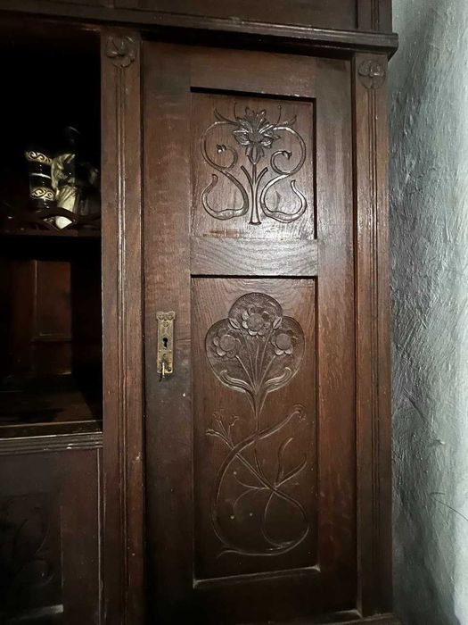 Антикварна шафа з різьбленням (початок XX століття, стиль модерн)