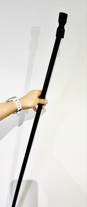 Varão de cortinado extensível preto com suportes e terminais