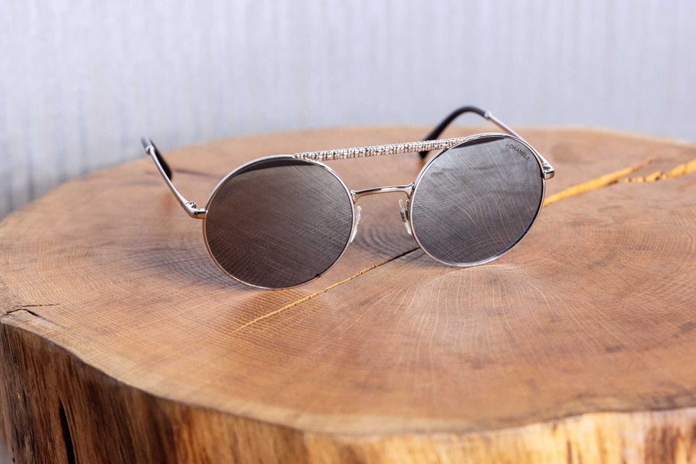 Okulary przeciwsłoneczne Chanel okrągłe koloru srebrnego