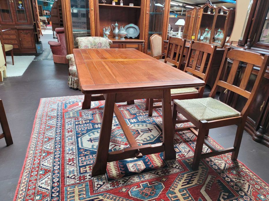 Mesa em madeira maciça - Bom estado geral - Só a mesa as cadeira