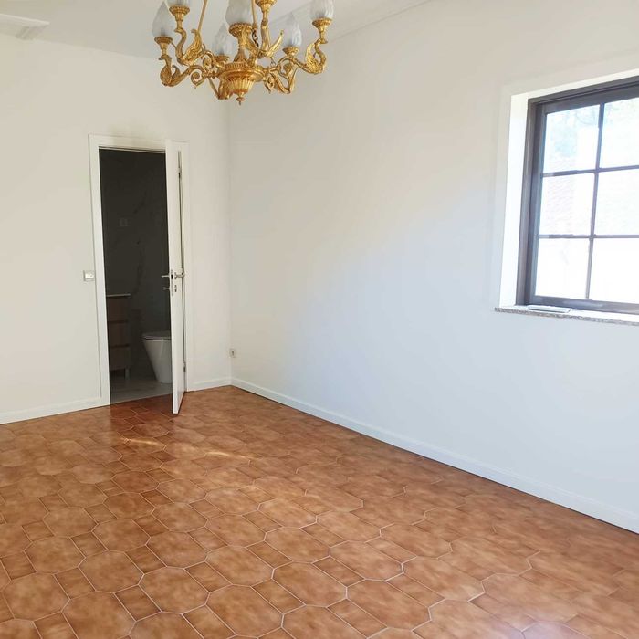 Apartamento com 1 quarto, cozinha, jardim e estacionamento