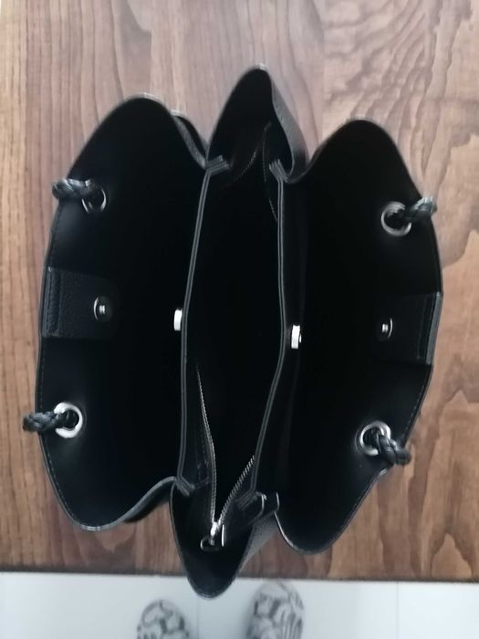 Mala preta com várias bolsas