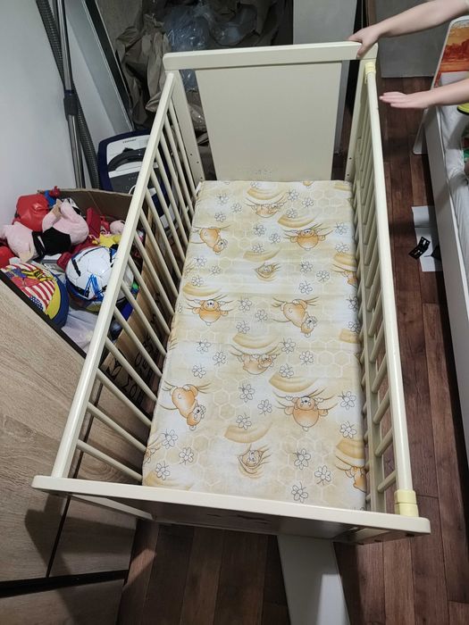 Дитяче ліжко-маятник, матрац, та м'які накладки на бортики