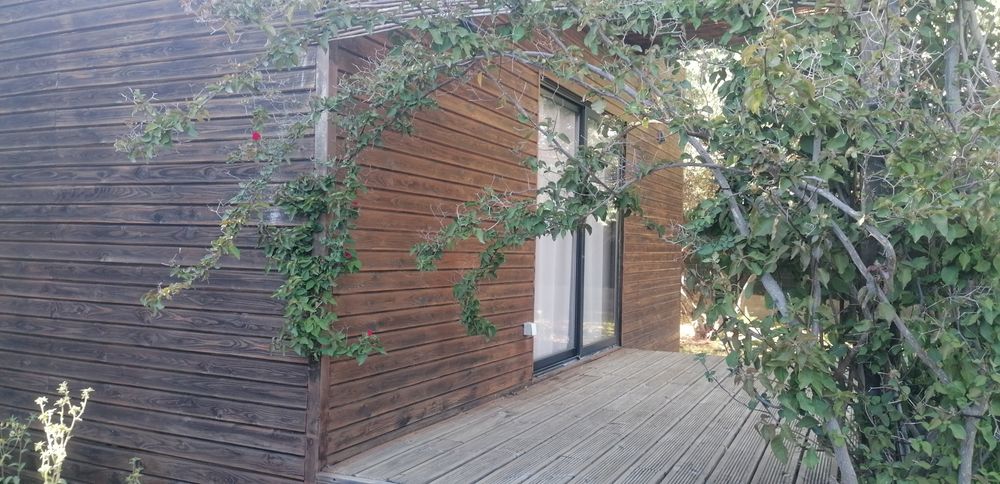 Casa pré-fabricada revestida a madeira tipo bangaló para ser levada para outro local