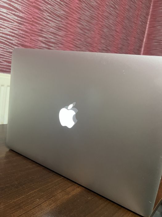 Продам MacBook в хорошому стані