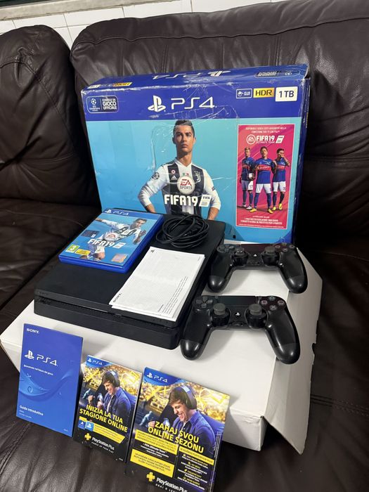 Playstation 4 de 1TB com 2 comandos