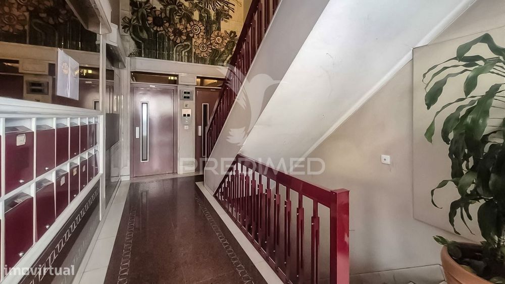 Apartamento T3 totalmente remodelado, situado na prestigiada Estrad...