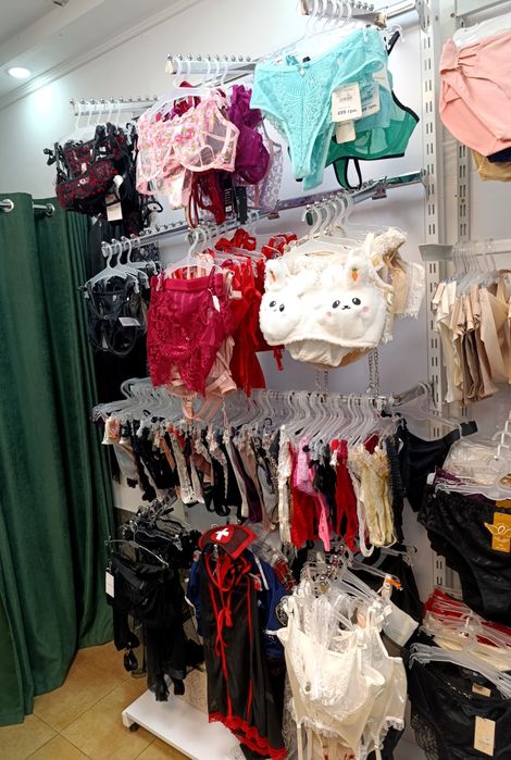 Продаж діючого магазину білизни та аксесуарів