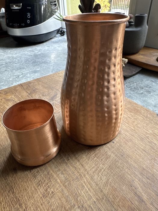 Miedziana butelka karafka z kubkiem
