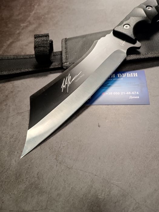 Тактический нож с клинком в стиле танто и чёрной рукояткой
