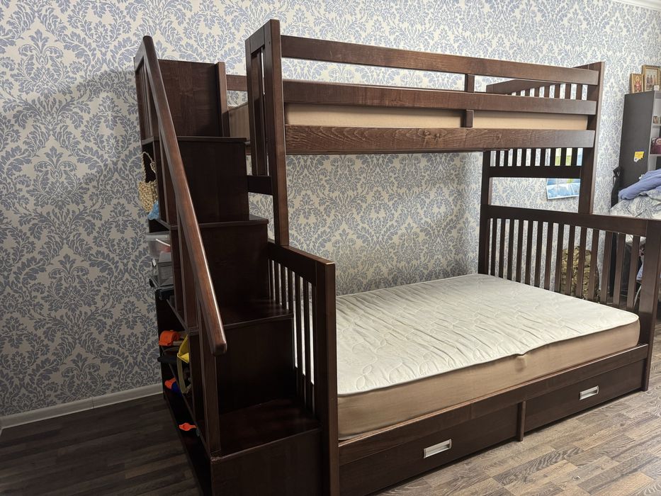 Дитяче двохʼярусне ліжко з дерева сосна з сходами і шухлядами