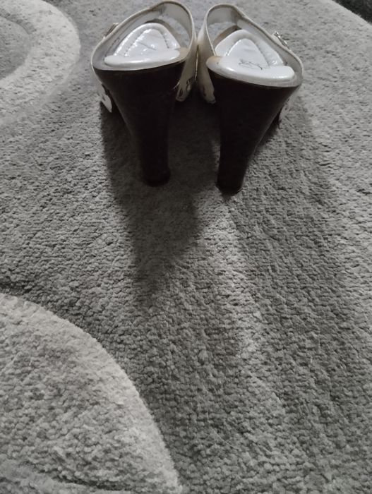 Продам босоніжки