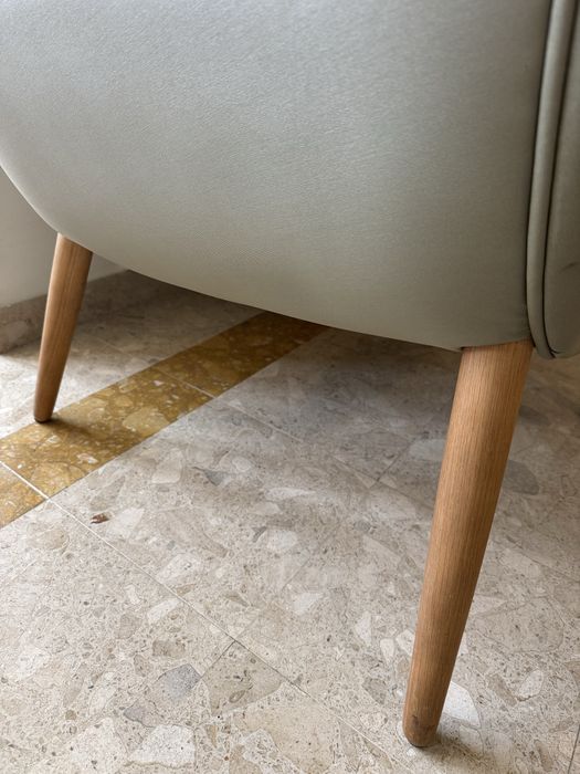 Cadeirão design escandinavo verde soft com pés em madeira natural
