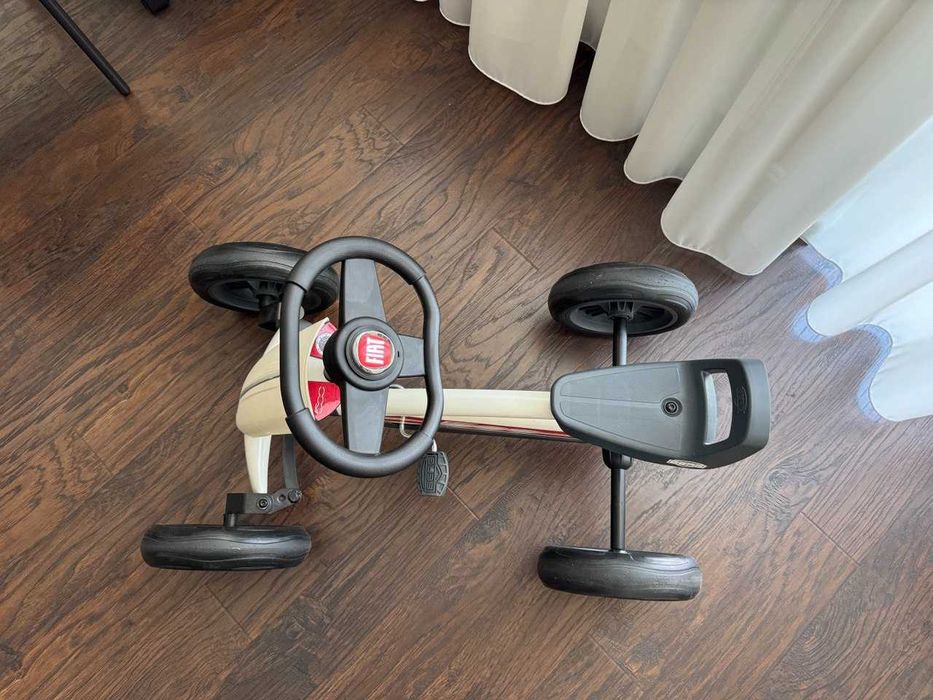 Веломобіль Berg Fiat 500, автомобіль для дитини з педалями